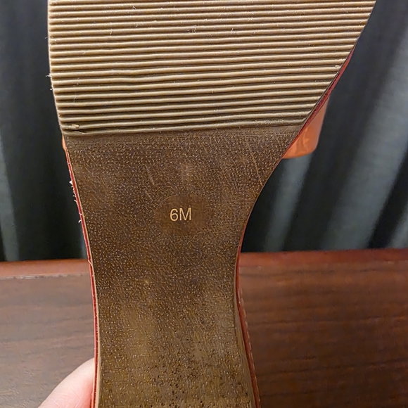 DIANE VON FURSTENBERG Peach Nectar PATENT LEATHER Wooden DVF LOGO Heeled Sandals - Picture 11 of 11